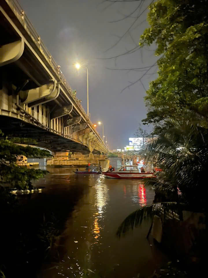 Đã tìm thấy ô tô 4 chỗ tông gãy lan can cầu Đồng Nai, lao xuống sông- Ảnh 7.