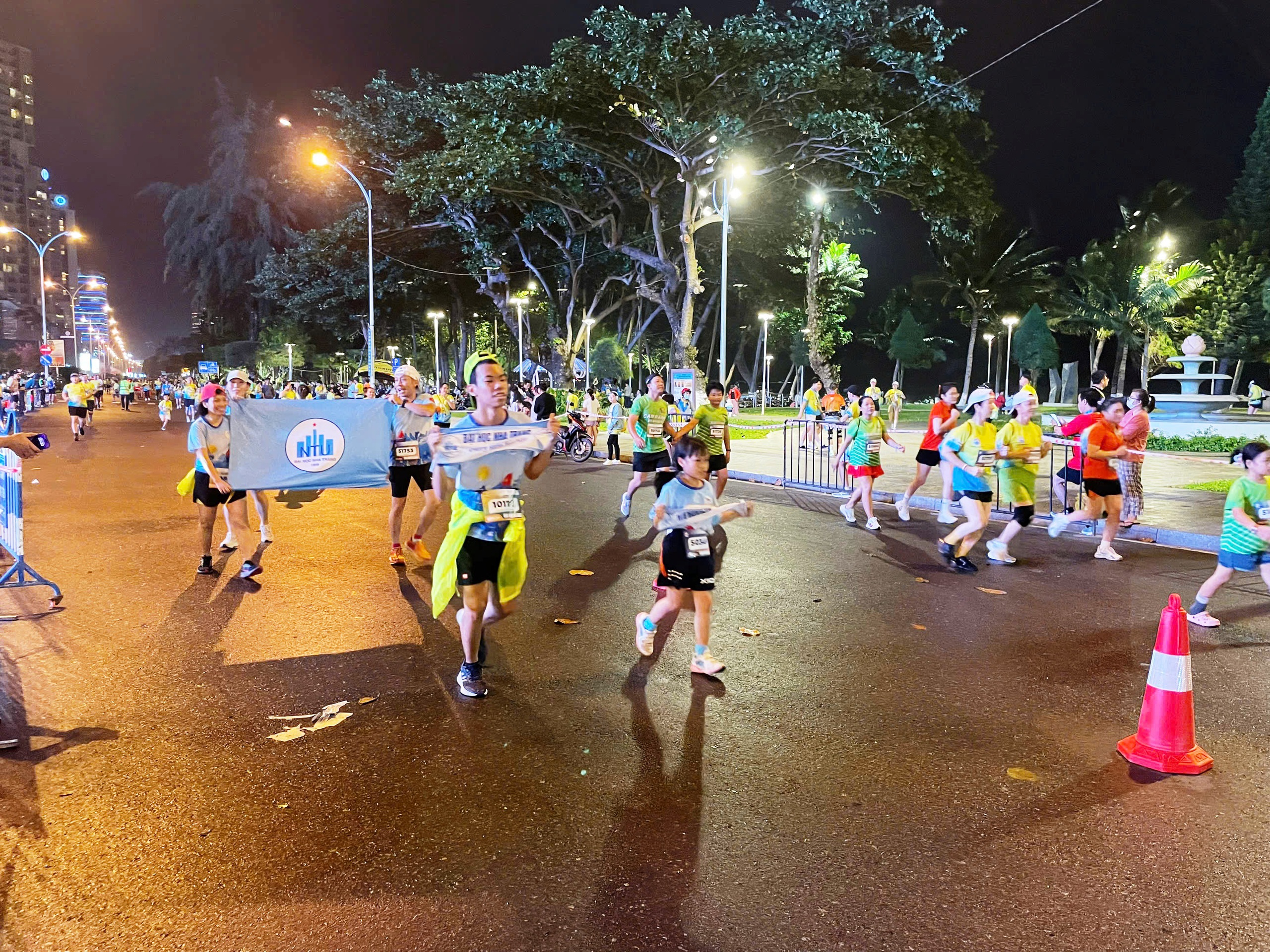 Giải chạy đ&ecirc;m đầu ti&ecirc;n ở Nha Trang thu h&uacute;t hơn 3.100 vận động vi&ecirc;n- Ảnh 6.