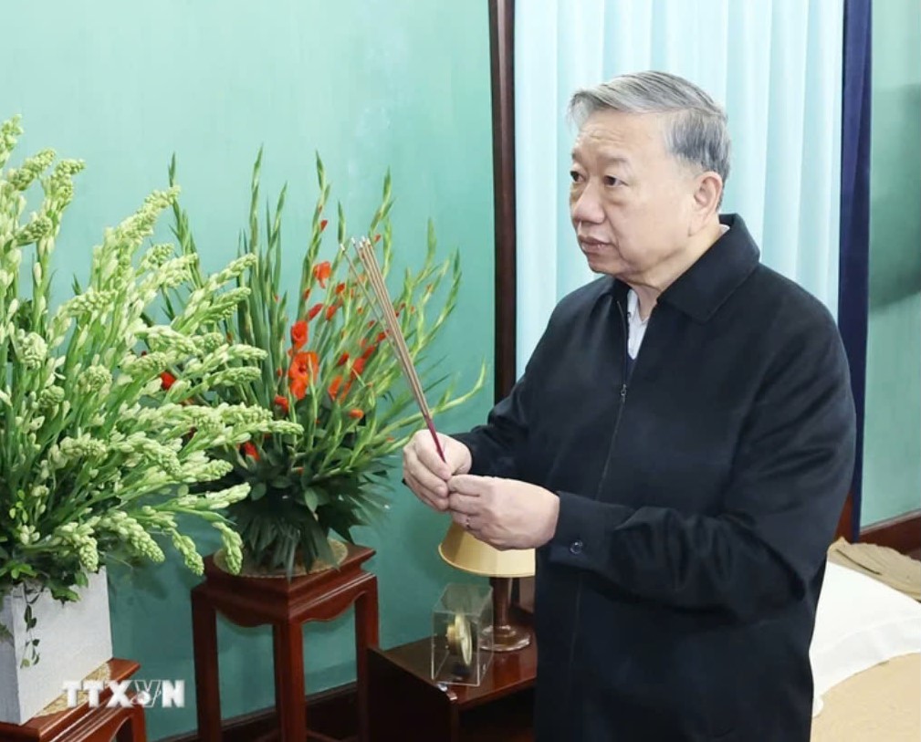 Tổng B&iacute; thư T&ocirc; L&acirc;m d&acirc;ng hương tưởng niệm Chủ tịch Hồ Ch&iacute; Minh tại nh&agrave; 67- Ảnh 1.