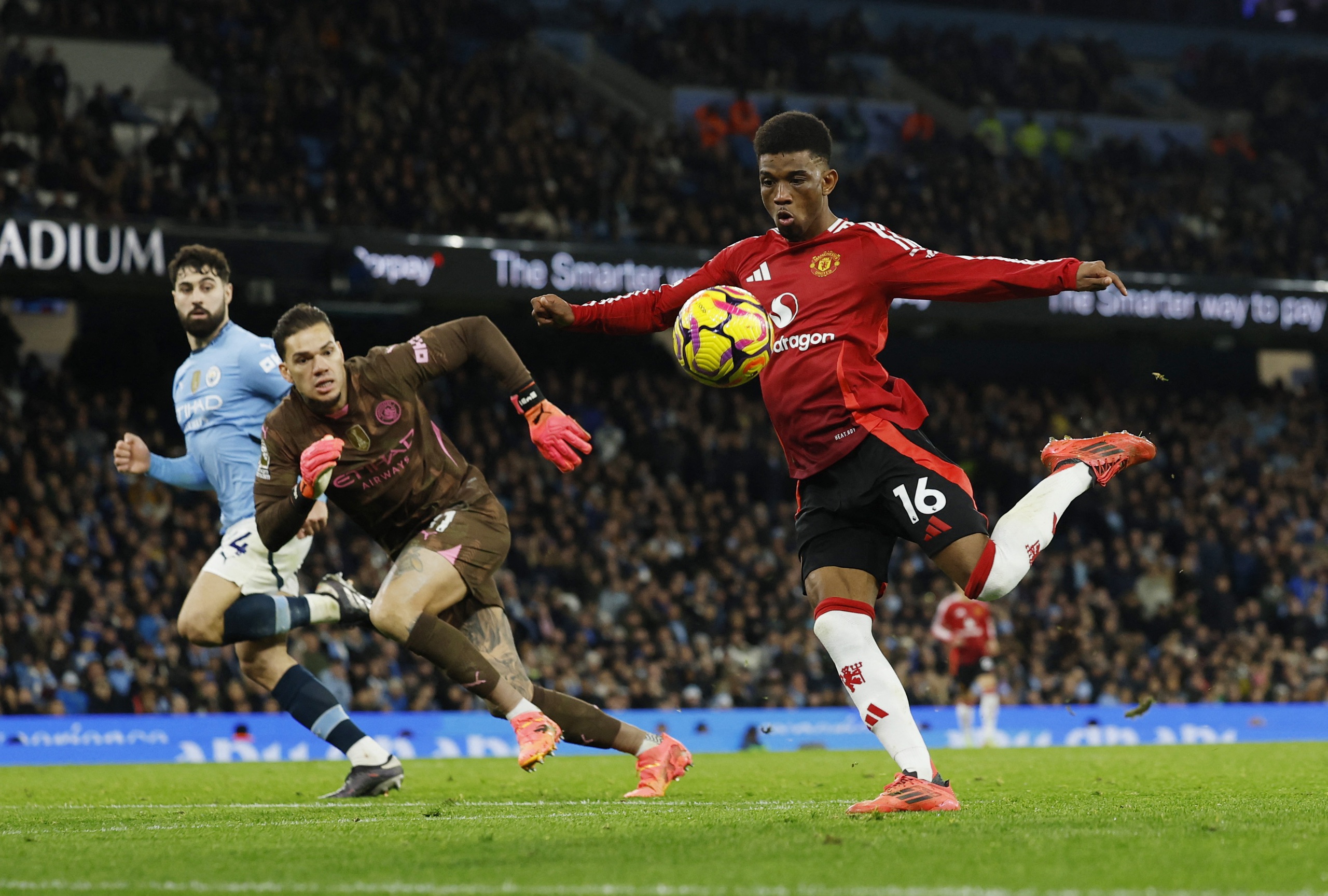 116 gi&acirc;y kinh ho&agrave;ng, Man City thua ngược cực sốc derby Manchester- Ảnh 7.