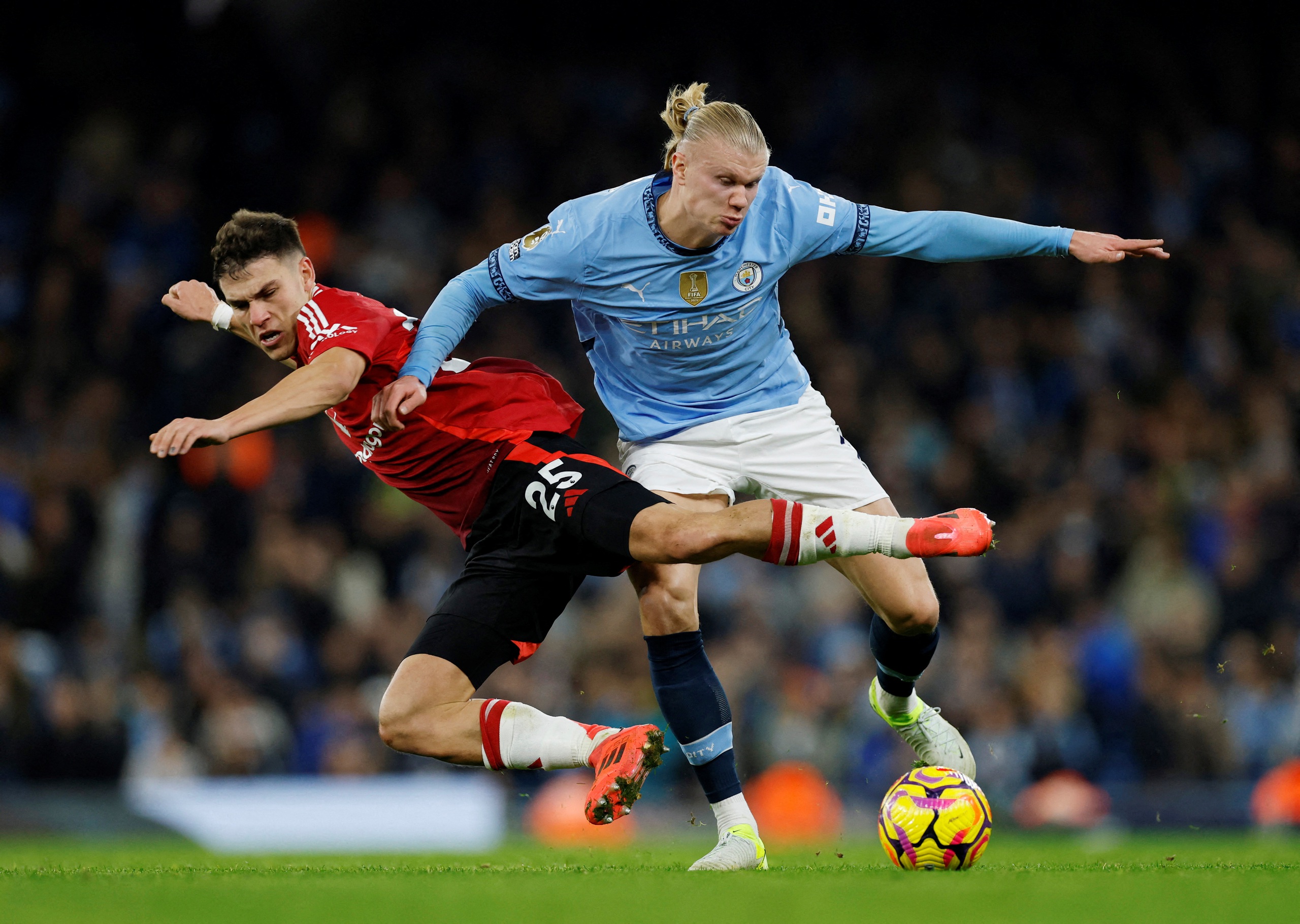 116 gi&acirc;y kinh ho&agrave;ng, Man City thua ngược cực sốc derby Manchester- Ảnh 1.