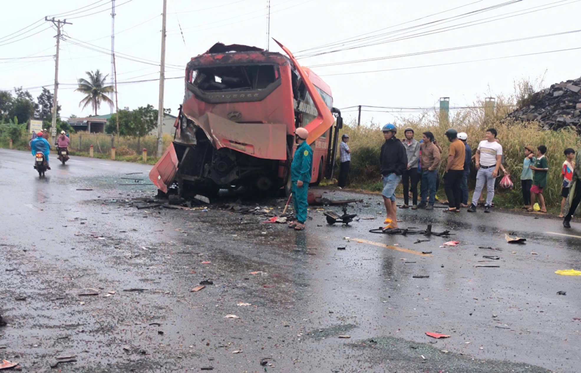 Hai xe kh&aacute;ch t&ocirc;ng nhau kinh ho&agrave;ng: T&agrave;i xế nh&agrave; xe Quang Dũng vượt xe tải v&agrave; tai nạn xảy ra - Ảnh 1.