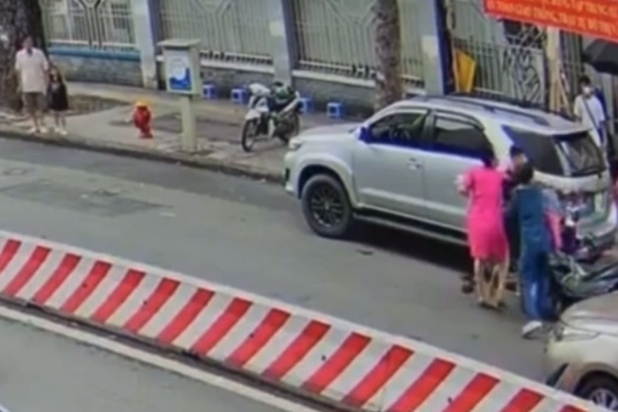 Điều tra nam t&agrave;i xế hung hăng h&agrave;nh hung người đi đường trước Bệnh viện Từ Dũ- Ảnh 1.