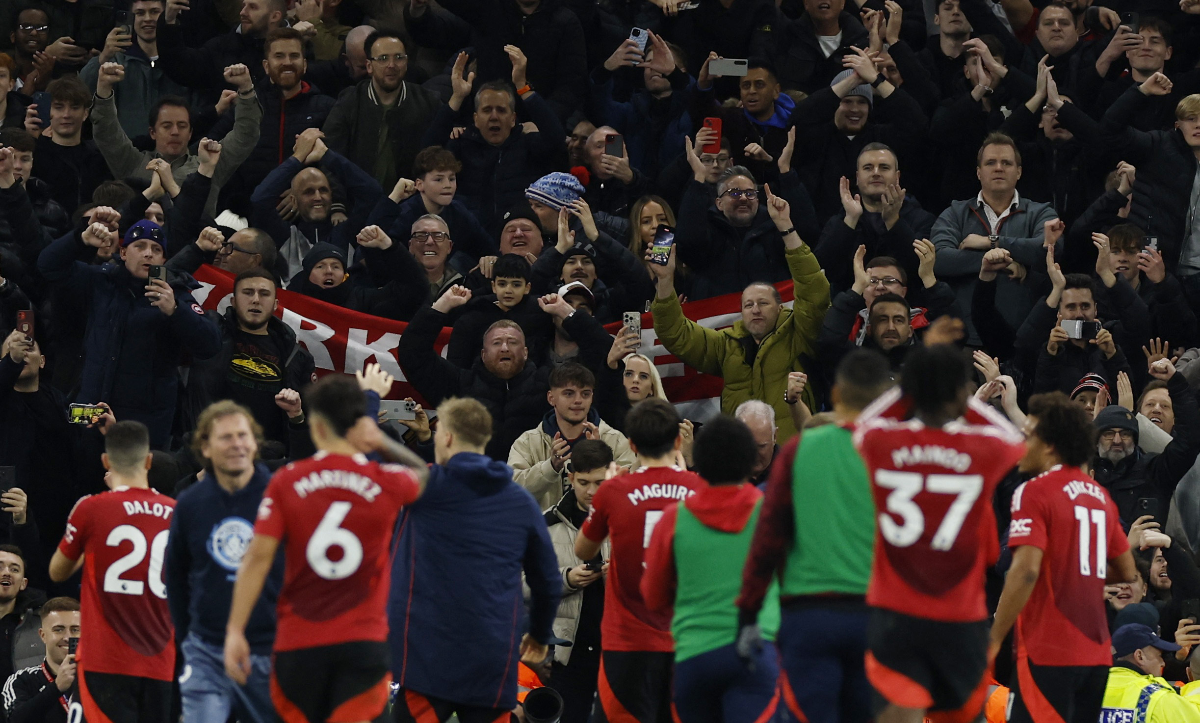 116 gi&acirc;y kinh ho&agrave;ng, Man City thua ngược cực sốc derby Manchester- Ảnh 9.