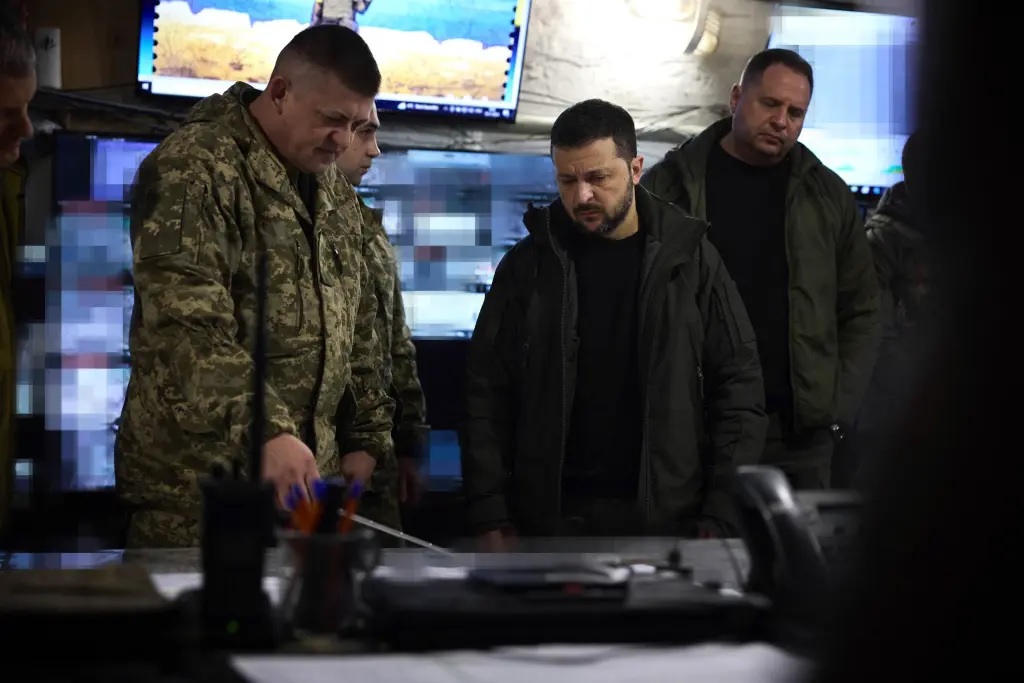 Tổng thống Ukraine Volodymyr Zelensky (giữa) v&agrave; tướng Oleksandr Lutsenko (tr&aacute;i) trong chuyến thăm Pokrovsk v&agrave;o th&aacute;ng 11. Ảnh: Zuma Press