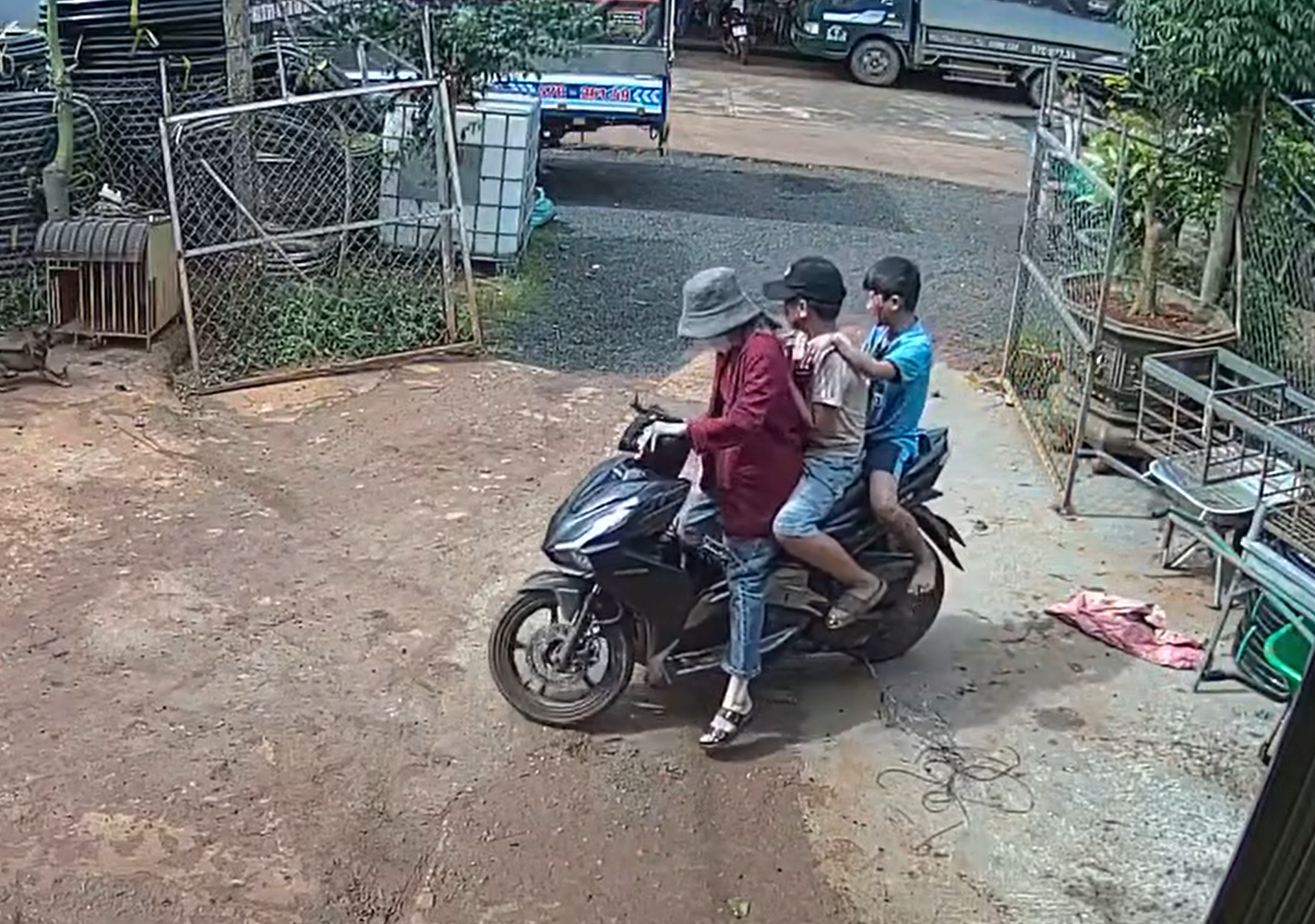 CLIP: Nh&oacute;m em nhỏ thương t&iacute;ch đầy m&igrave;nh vừa chạy vừa la h&eacute;t nghi do chế tạo ph&aacute;o nổ- Ảnh 1.