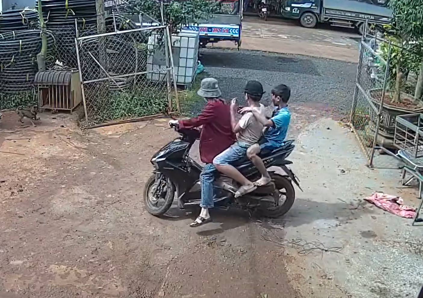 C&ocirc;ng an th&ocirc;ng tin về clip nh&oacute;m học sinh bị thương vừa chạy vừa la h&eacute;t - Ảnh 1.