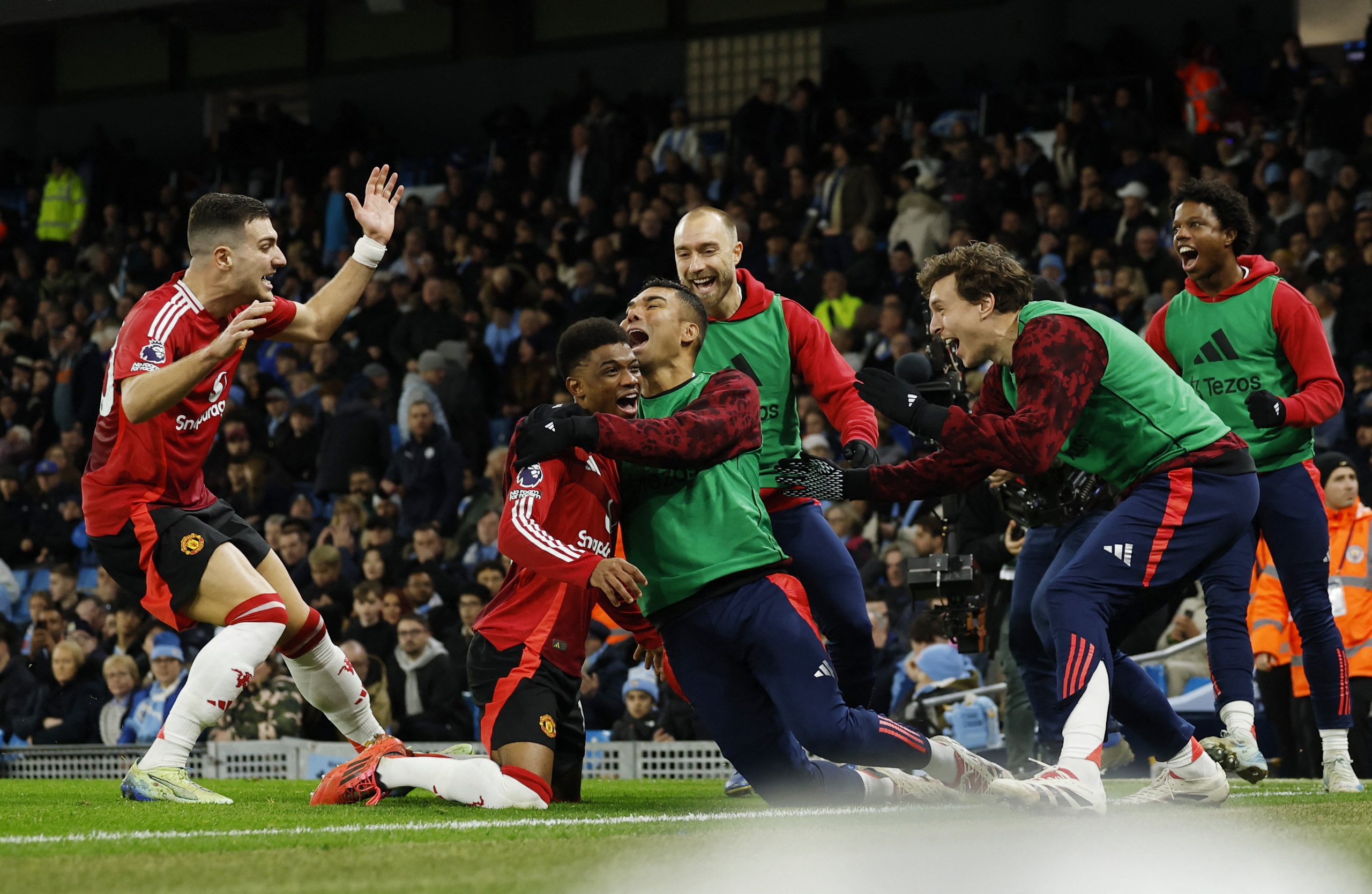116 gi&acirc;y kinh ho&agrave;ng, Man City thua ngược cực sốc derby Manchester- Ảnh 8.