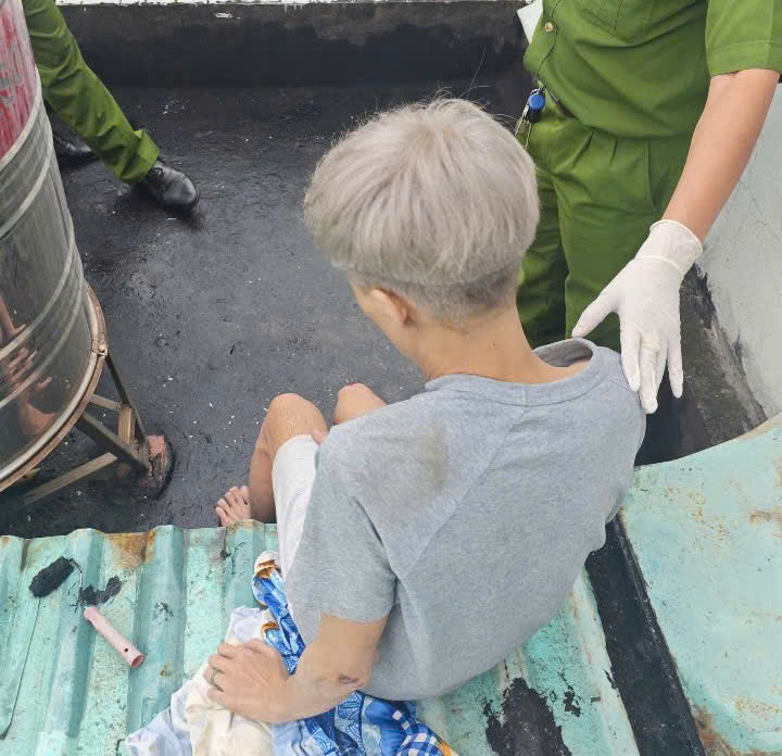 Thanh ni&ecirc;n nghi "ng&aacute;o đ&aacute;" xuất hiện tr&ecirc;n n&oacute;c nh&agrave; 3 tầng- Ảnh 1.