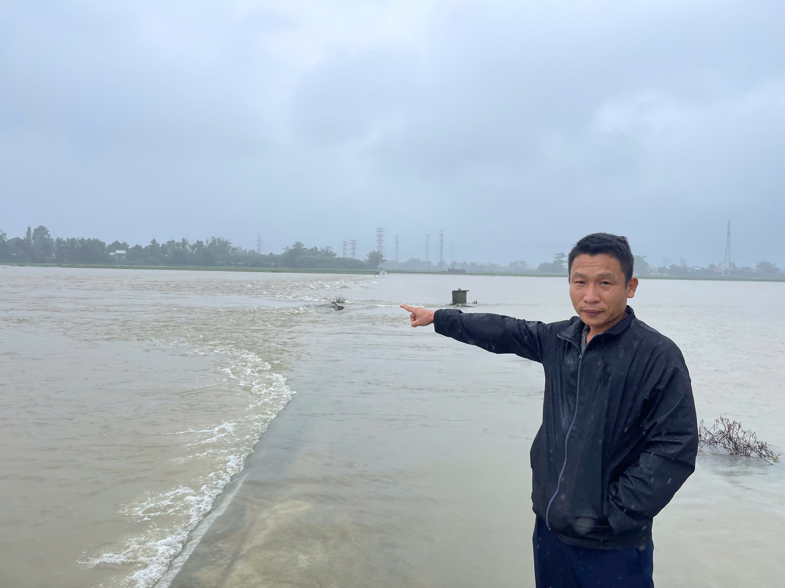 CLIP: Người đ&agrave;n &ocirc;ng kể lại gi&acirc;y ph&uacute;t cứu 3 nữ sinh bị lũ cuốn- Ảnh 1.