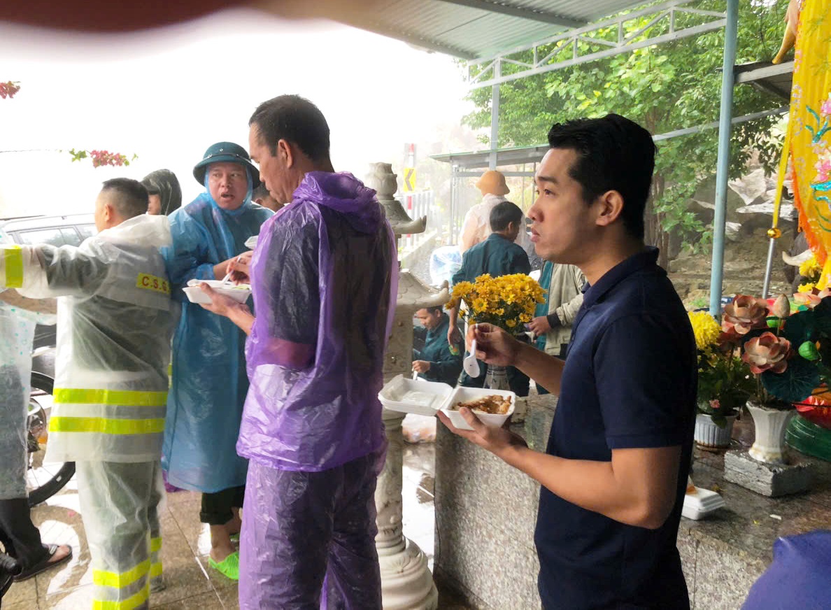 CLIP: H&agrave;ng trăm người kẹt tr&ecirc;n đ&egrave;o Kh&aacute;nh L&ecirc;, Nha Trang nguy cơ ngập trong đ&ecirc;m- Ảnh 2.