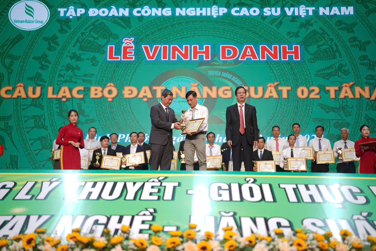 Ng&agrave;nh cao su vinh danh c&acirc;u lạc bộ 2 tấn/ha v&agrave; c&aacute; nh&acirc;n ti&ecirc;u biểu- Ảnh 2.