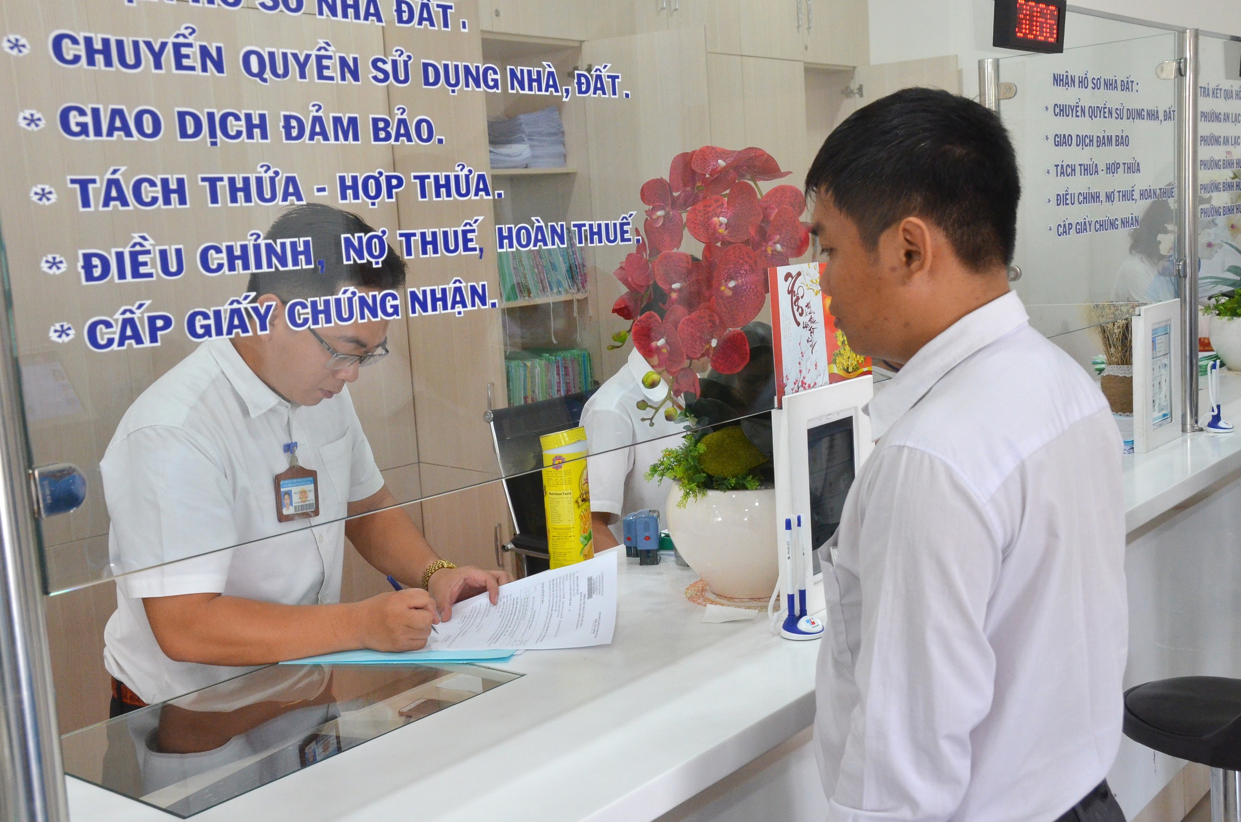 Người d&acirc;n đến UBND quận B&igrave;nh T&acirc;n (TP HCM) giải quyết thủ tục h&agrave;nh ch&iacute;nhẢnh: Tấn Thạnh
