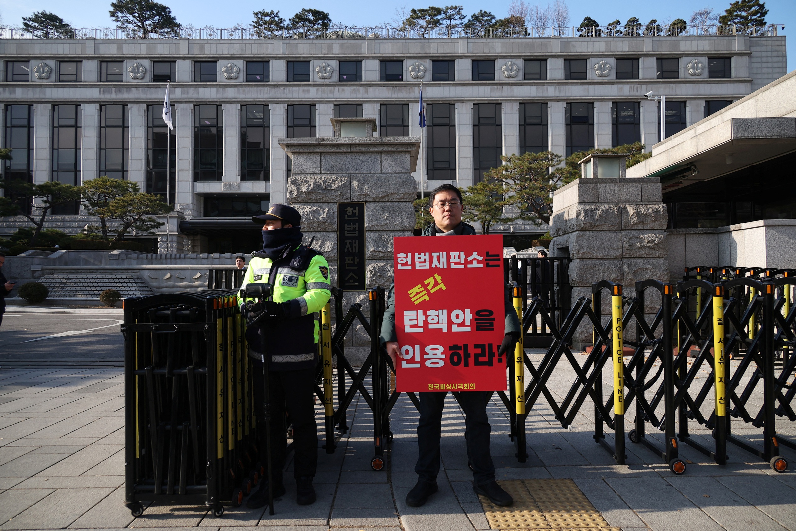 B&ecirc;n ngo&agrave;i T&ograve;a &aacute;n Hiến ph&aacute;p H&agrave;n Quốc ở thủ đ&ocirc; Seoul h&ocirc;m 16-12 Ảnh: Reuters