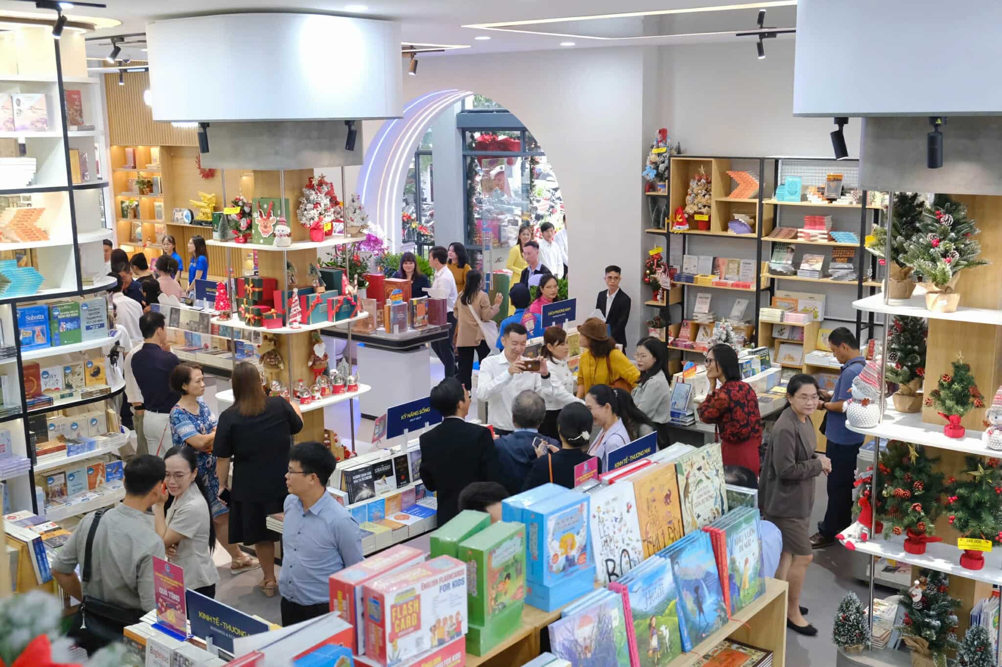 Kh&aacute;nh th&agrave;nh khu vườn s&aacute;ch tại c&ocirc;ng vi&ecirc;n B&igrave;nh Ph&uacute; quận 6- Ảnh 2.