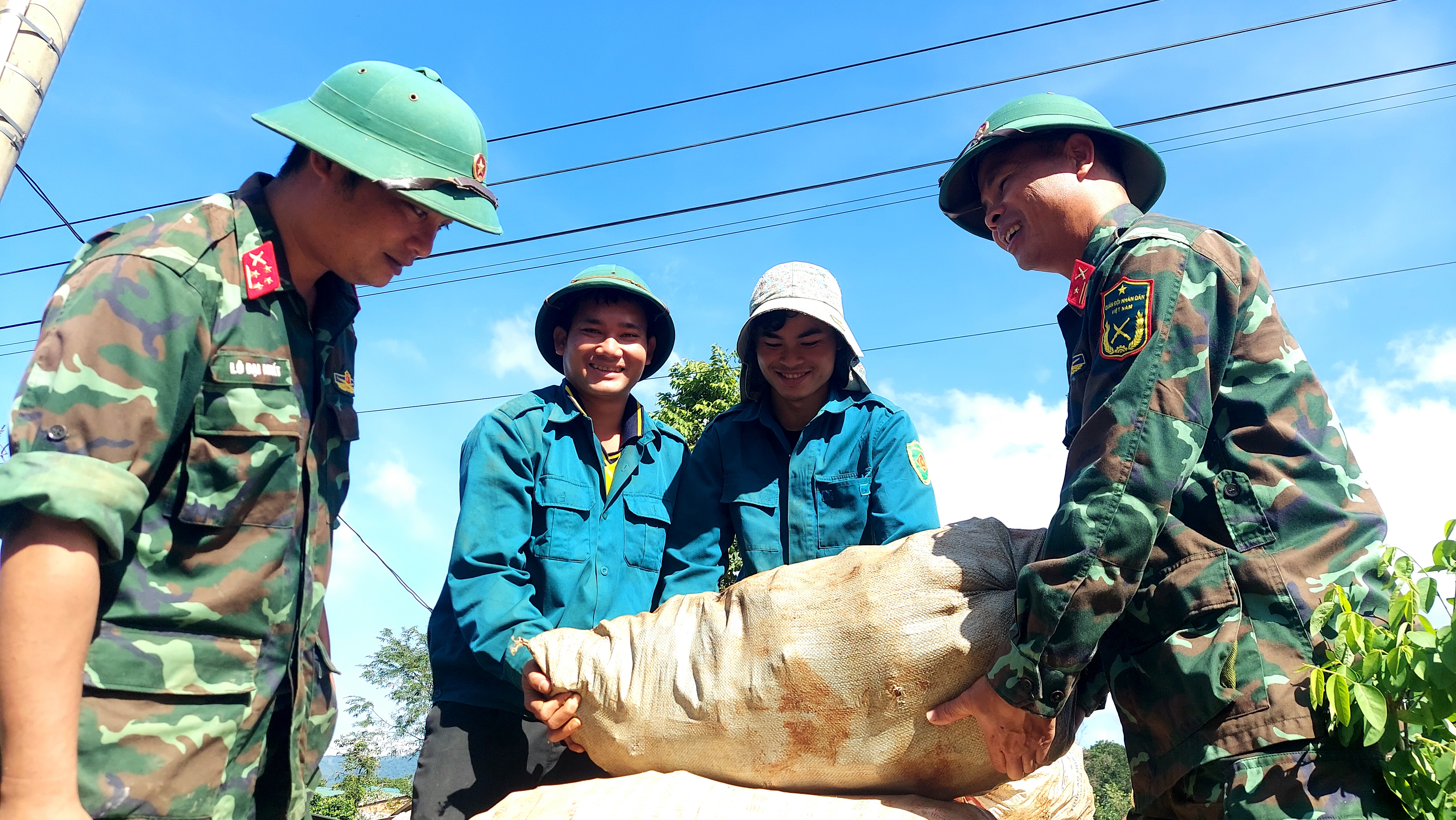 THẮM TÌNH ĐOÀN KẾT QUÂN - DÂN (*): "Cá - nước" ở vùng biên- Ảnh 2.