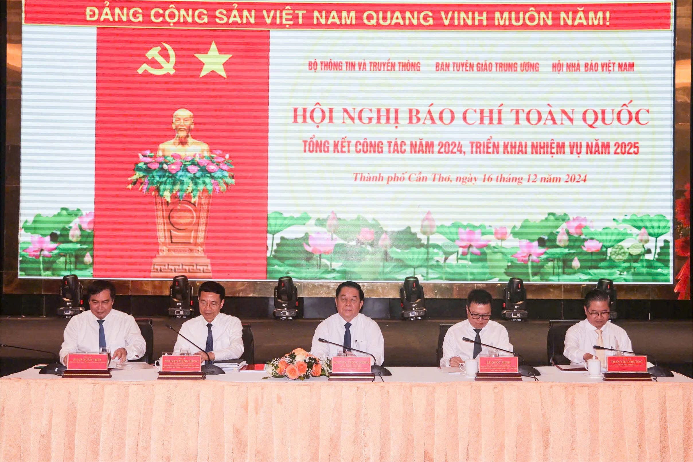 N&acirc;ng cao chất lượng, hiệu quả th&ocirc;ng tin, tuy&ecirc;n truyền tr&ecirc;n b&aacute;o ch&iacute;- Ảnh 1.