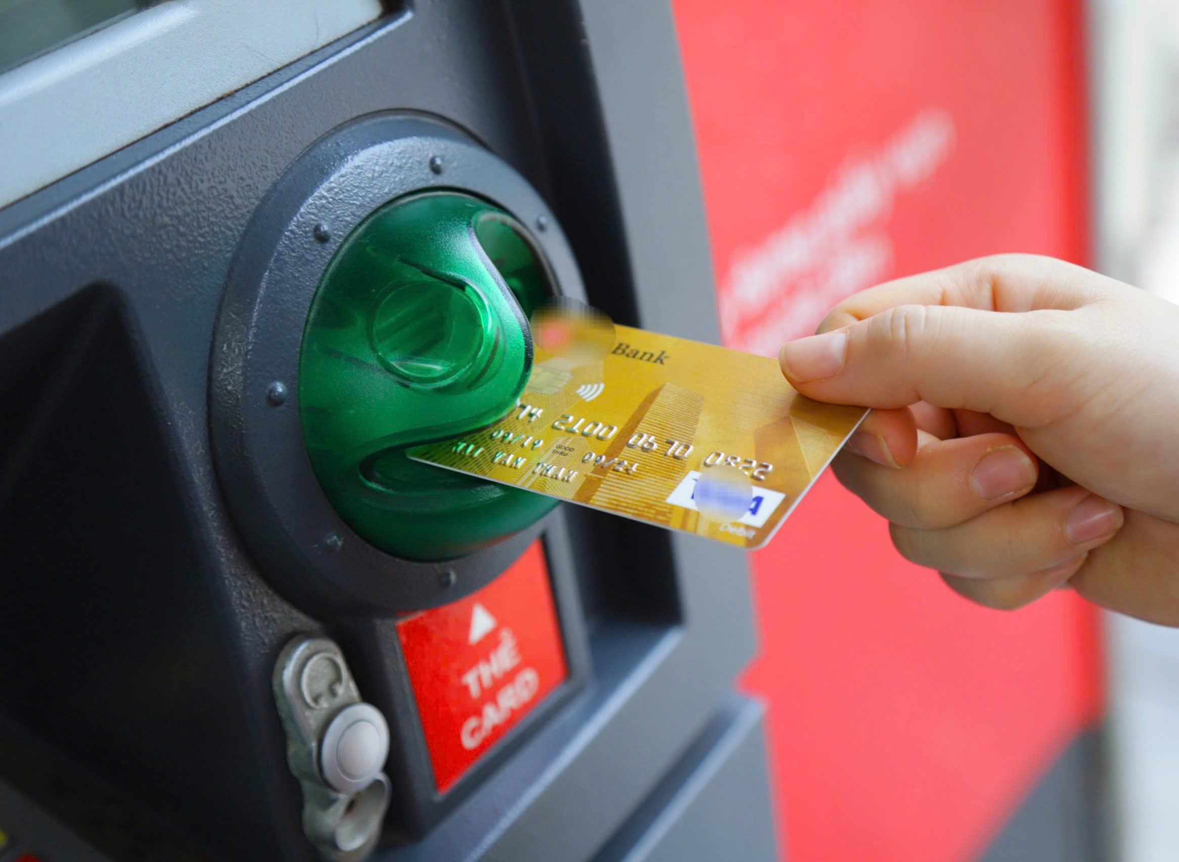 Sau 1-1-2025, thẻ chưa x&aacute;c thực sinh trắc học c&oacute; r&uacute;t được tiền từ m&aacute;y ATM?- Ảnh 1.