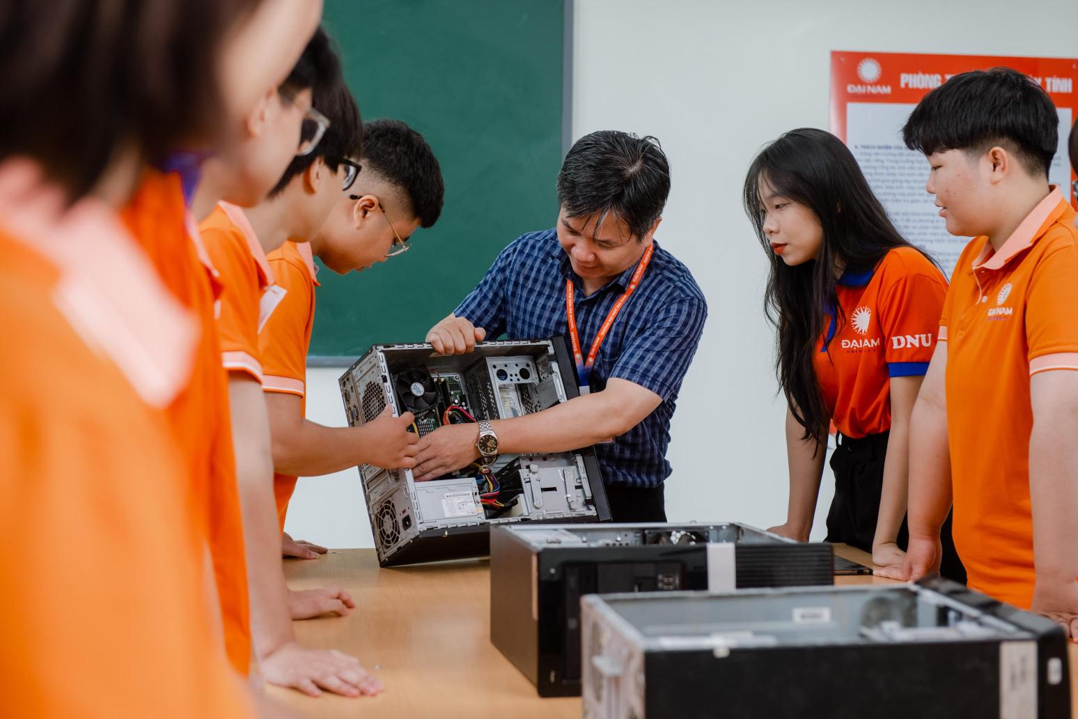Đề xuất miễn, giảm học ph&iacute; cho sinh vi&ecirc;n ng&agrave;nh b&aacute;n dẫn- Ảnh 1.