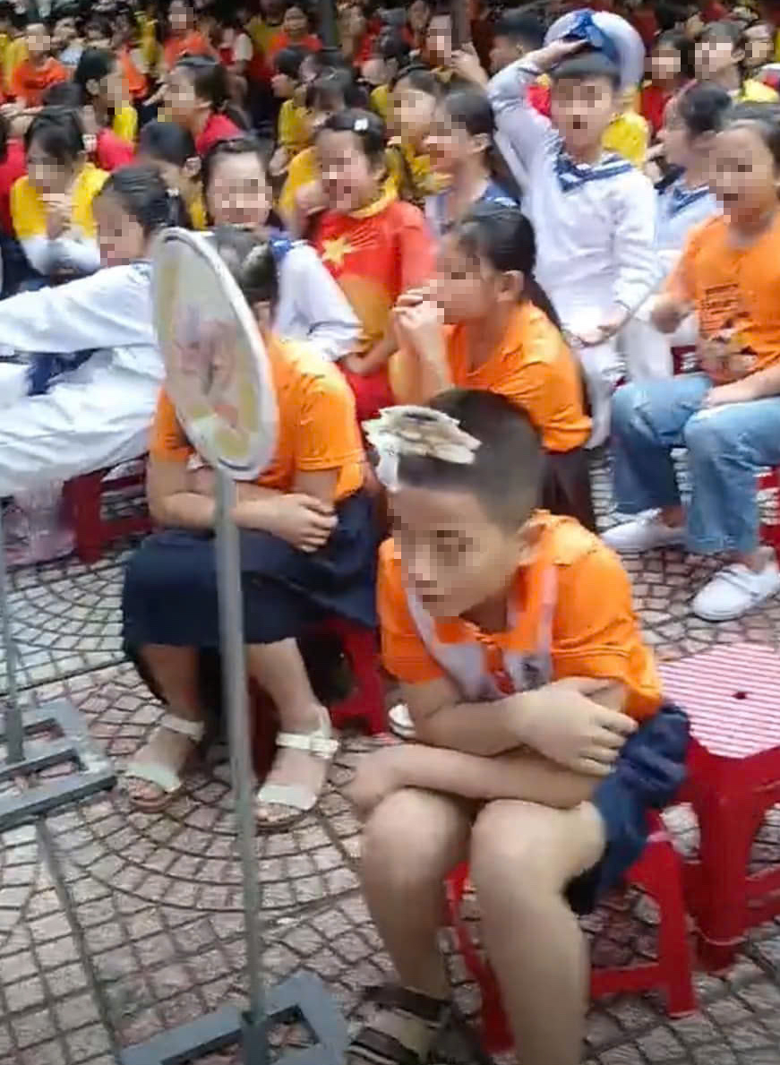 Đ&agrave; Nẵng: Trường n&oacute;i g&igrave; về việc "bắt học sinh cởi &aacute;o kho&aacute;c đồng diễn giữa trời lạnh"- Ảnh 1.