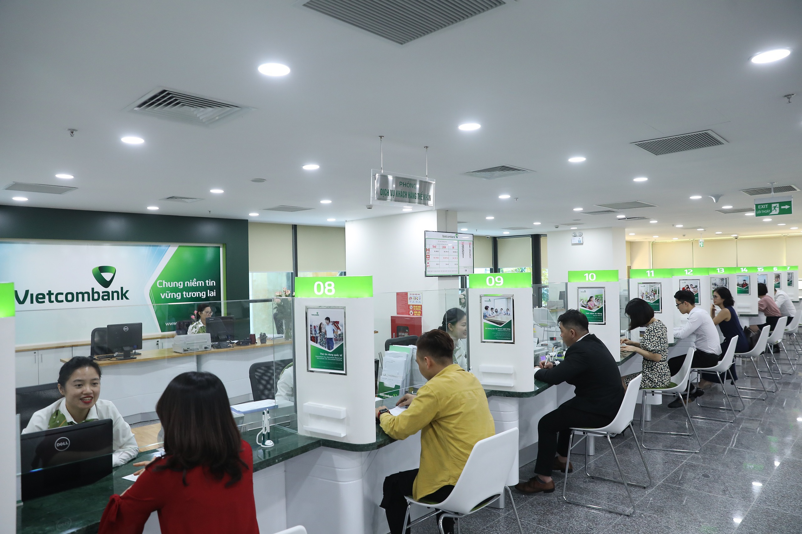 Vietcombank tuyển dụng 251 nh&acirc;n sự l&agrave;m việc tại c&aacute;c chi nh&aacute;nh- Ảnh 1.
