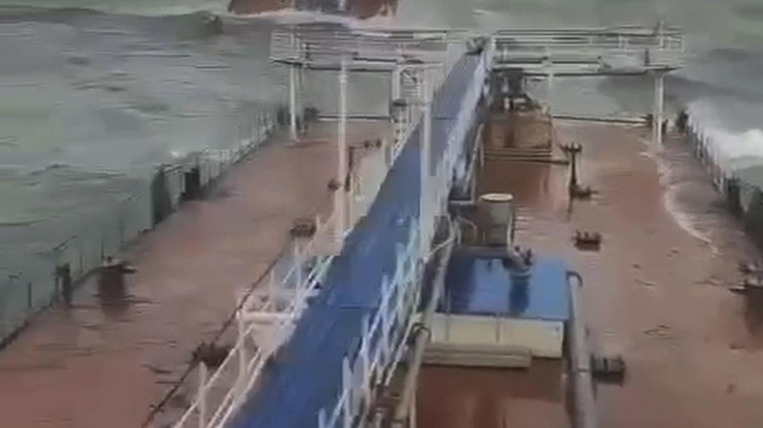 T&agrave;u chở dầu Nga vỡ l&agrave;m đ&ocirc;i trong b&atilde;o lớn- Ảnh 1.