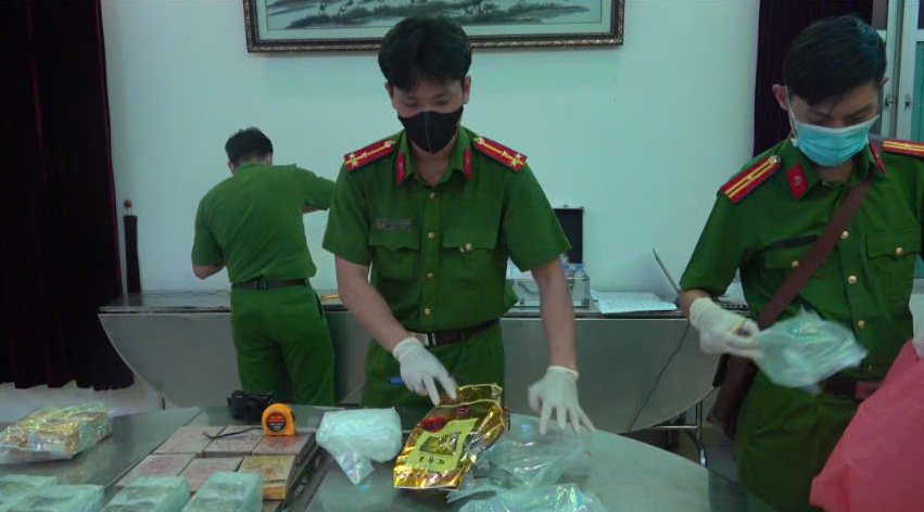 Công an TP HCM phá chuyên án lớn ngụy trang trong cặp học sinh - Ảnh 4.