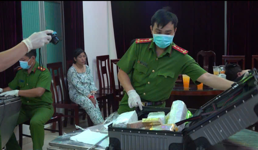 Công an TP HCM phá chuyên án lớn ngụy trang trong cặp học sinh - Ảnh 2.