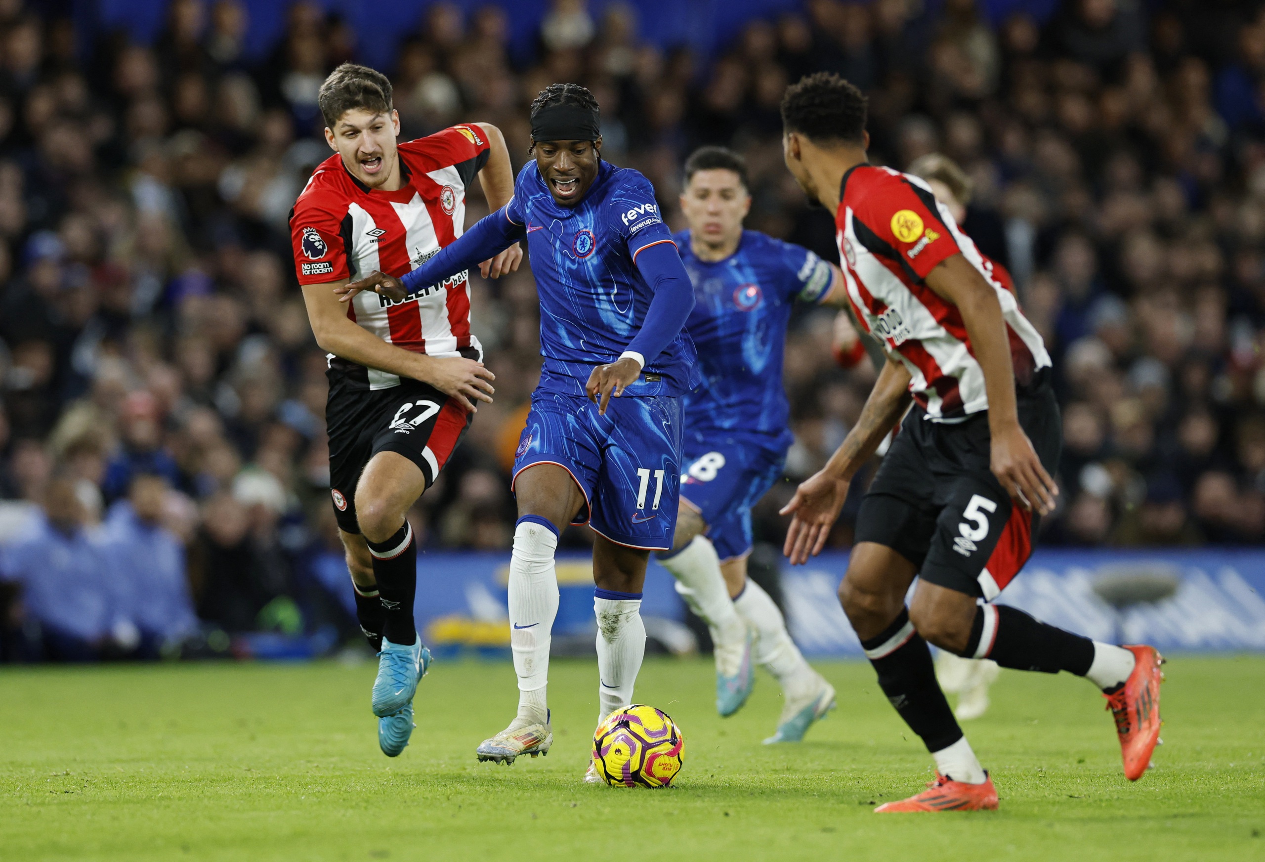Cucurella nhập vai người hùng lẫn tội đồ, Chelsea áp sát ngôi đầu Ngoại hạng- Ảnh 1.