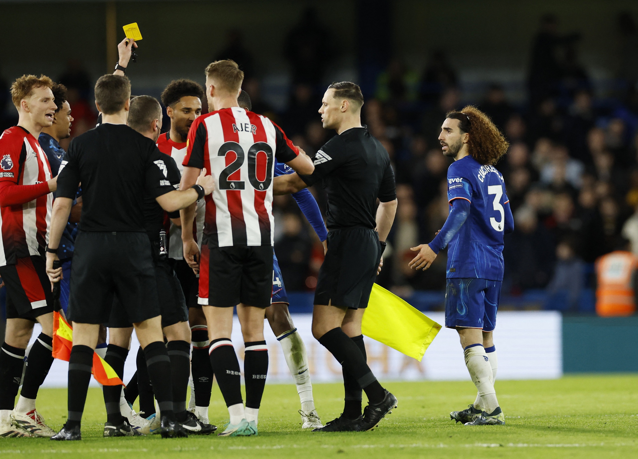 Cucurella nhập vai người hùng lẫn tội đồ, Chelsea áp sát ngôi đầu Ngoại hạng- Ảnh 5.