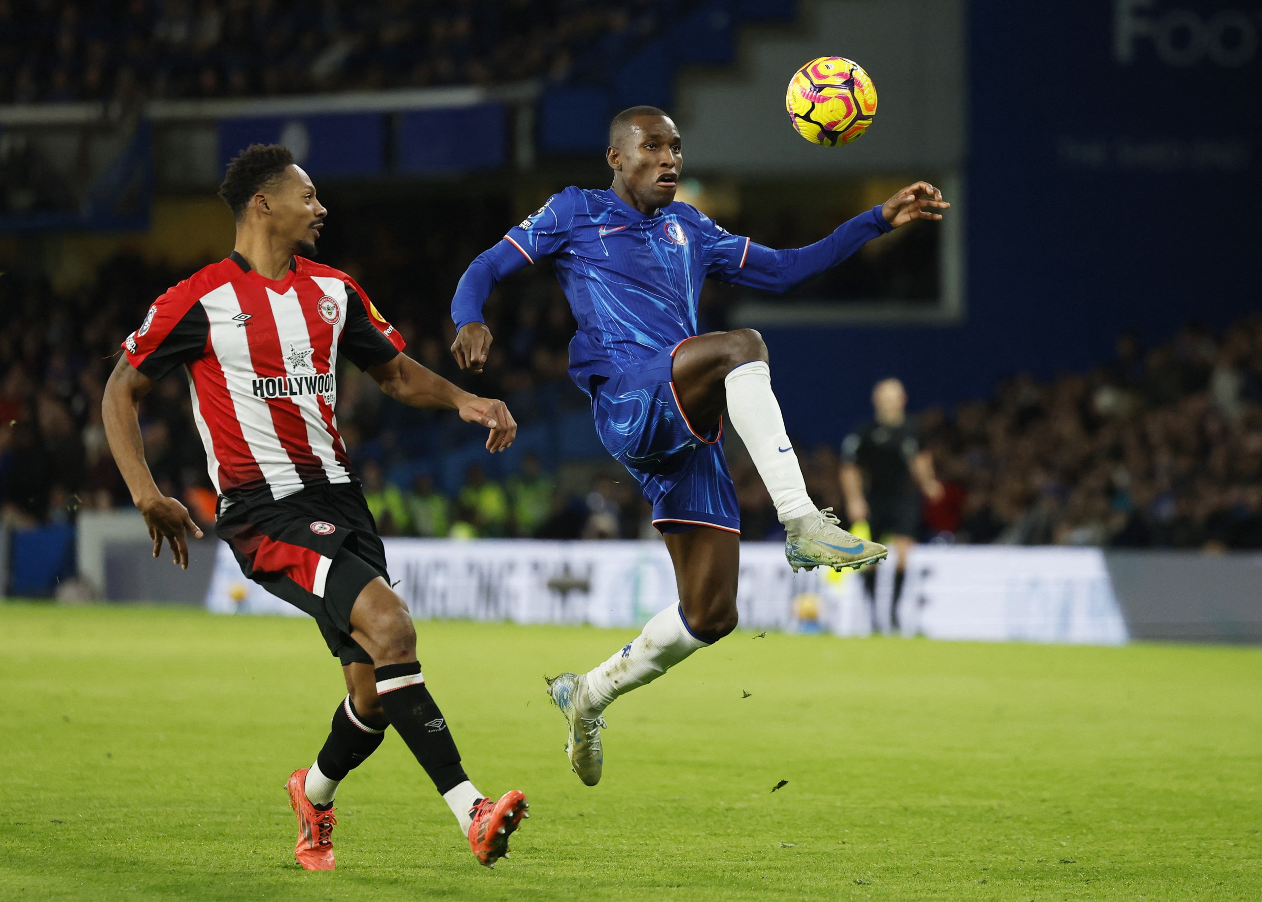 Cucurella nhập vai người hùng lẫn tội đồ, Chelsea áp sát ngôi đầu Ngoại hạng- Ảnh 3.
