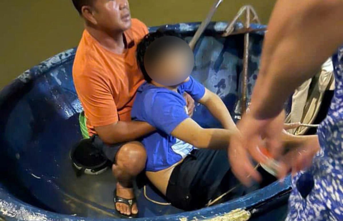 Người đàn ông lái ô tô tông 3 xe máy, 1 người rơi xuống sông- Ảnh 2.