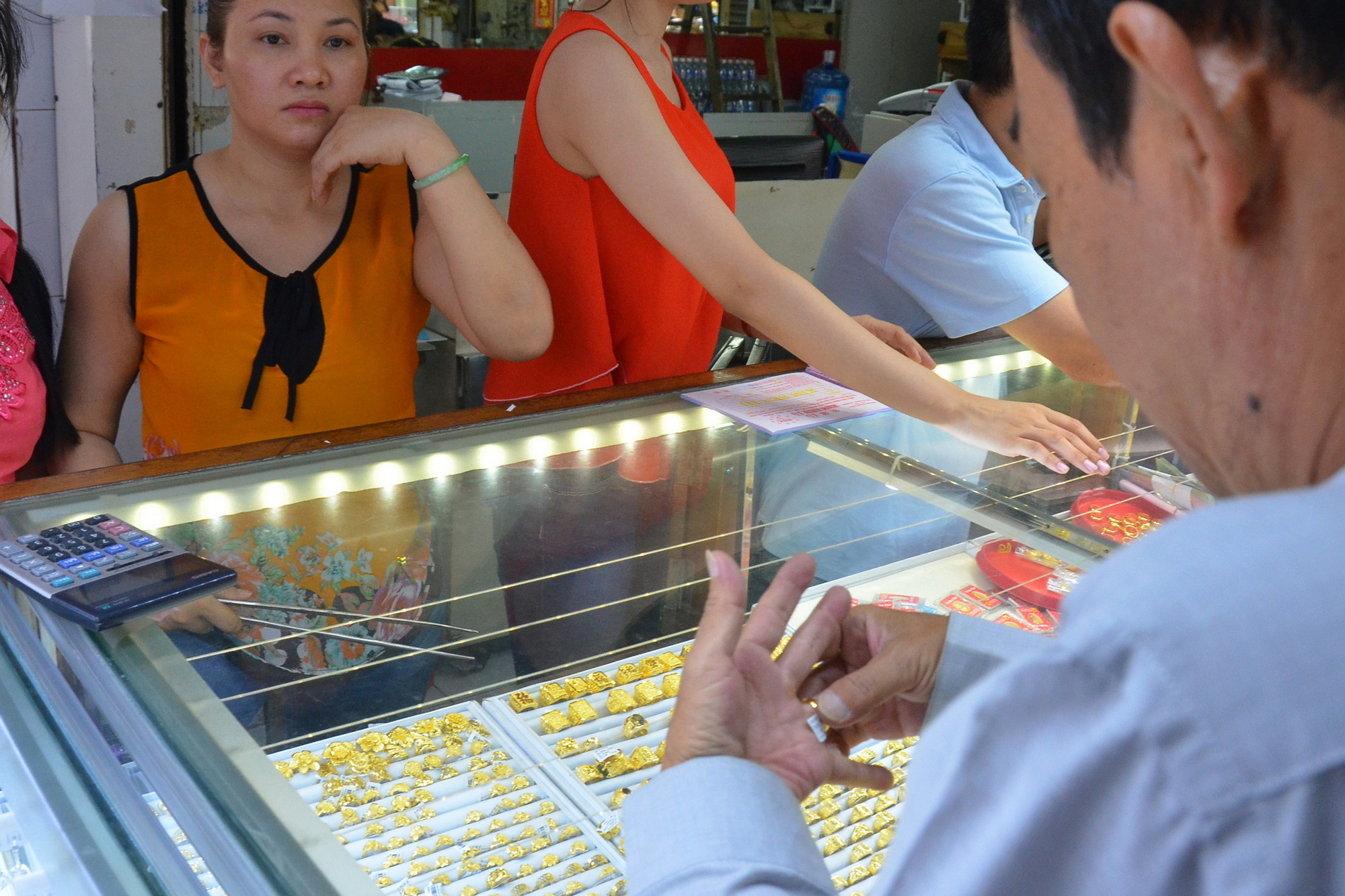 Gi&aacute; v&agrave;ng h&ocirc;m nay, 17-12: Lao l&ecirc;n rồi đột ngột suy yếu- Ảnh 1.