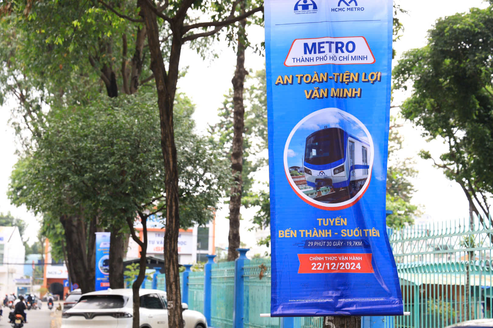 Metro số 1 mở màn hành trình: Không khí náo nức khắp thành phố- Ảnh 1.