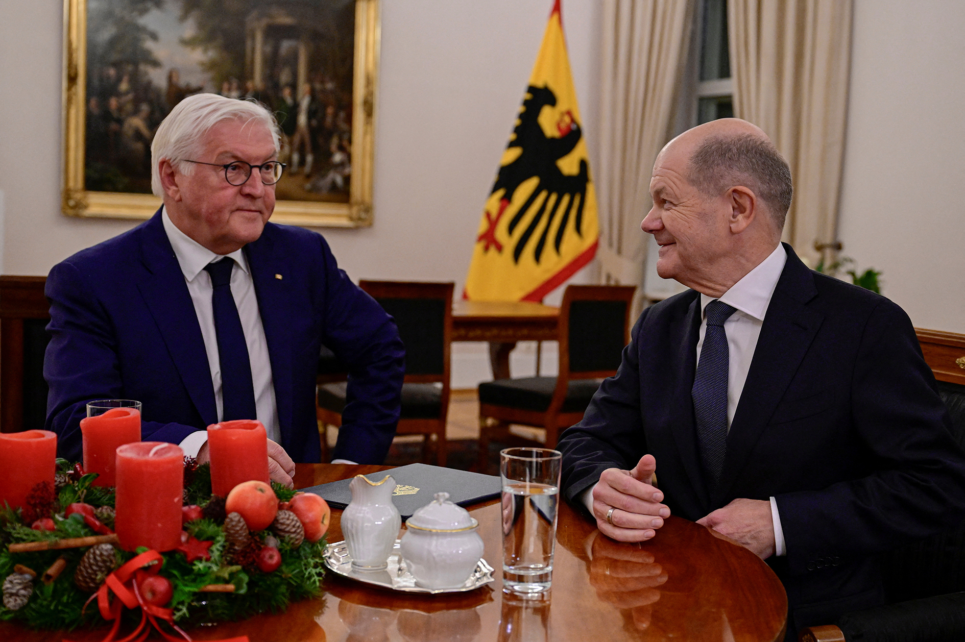 Thủ tướng Đức Olaf Scholz (phải) gặp Tổng thống Frank-Walter Steinmeier tại Cung điện Bellevue ở Berlin hôm 16-12 Ảnh: REUTERS