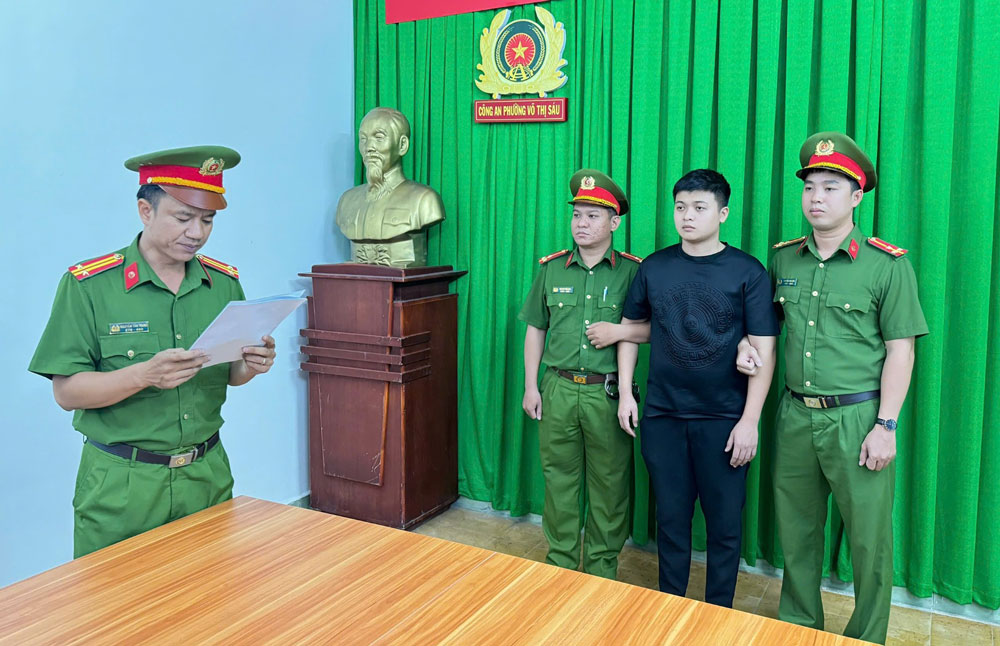 Phụ xe buýt số 14 bị bắt khẩn cấp để điều tra. Ảnh: CÔNG AN CUNG CẤP