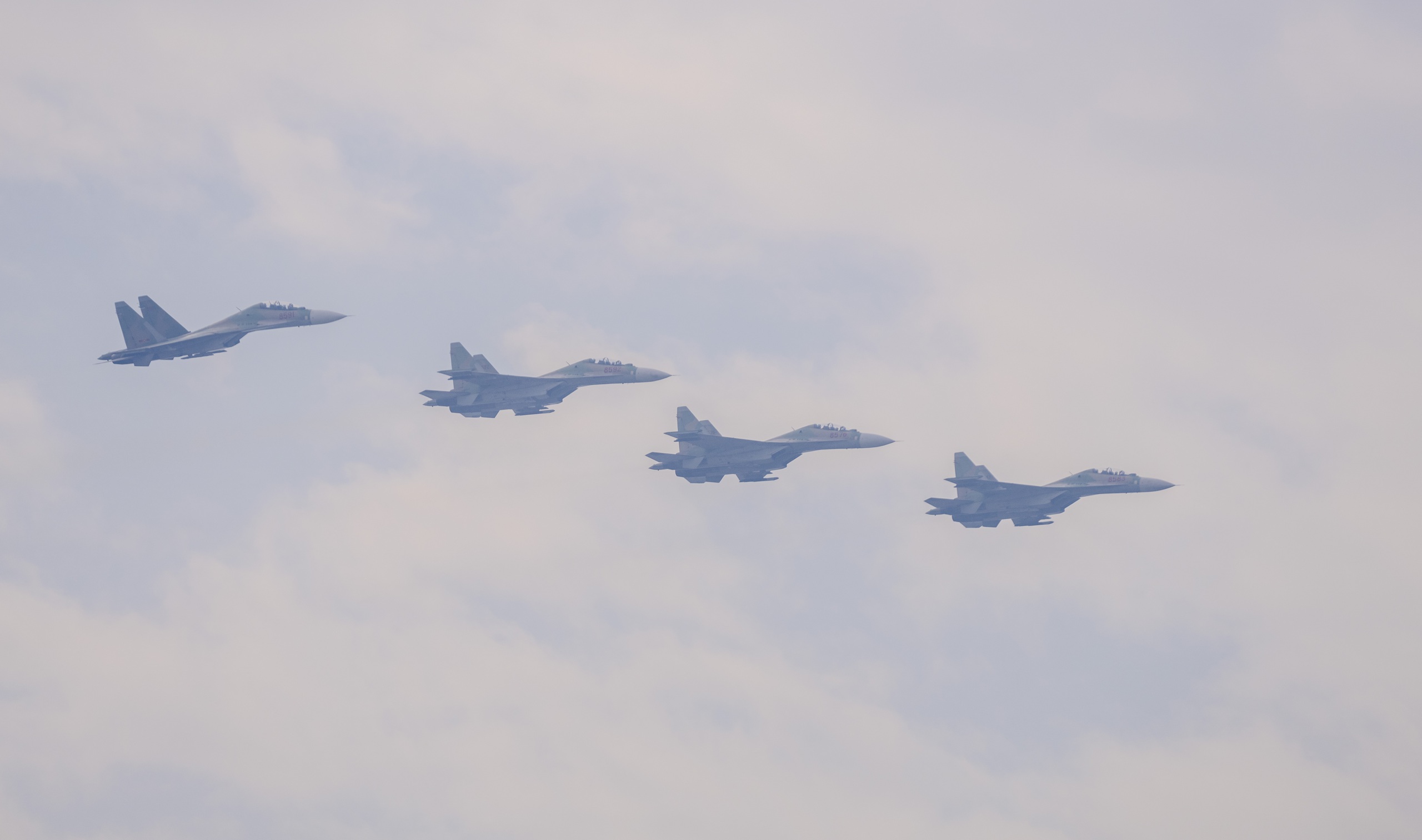 VIDEO: Tiêm kích Su-30MK2 bay biểu diễn tại Triển lãm Quốc phòng- Ảnh 8.