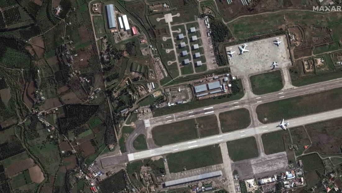 Hình ảnh vệ tinh chụp ngày 13-12 cho thấy máy bay quân sự của Nga tại căn cứ không quân Khmeimim, phía Tây Syria. Ảnh: Maxar Technologies