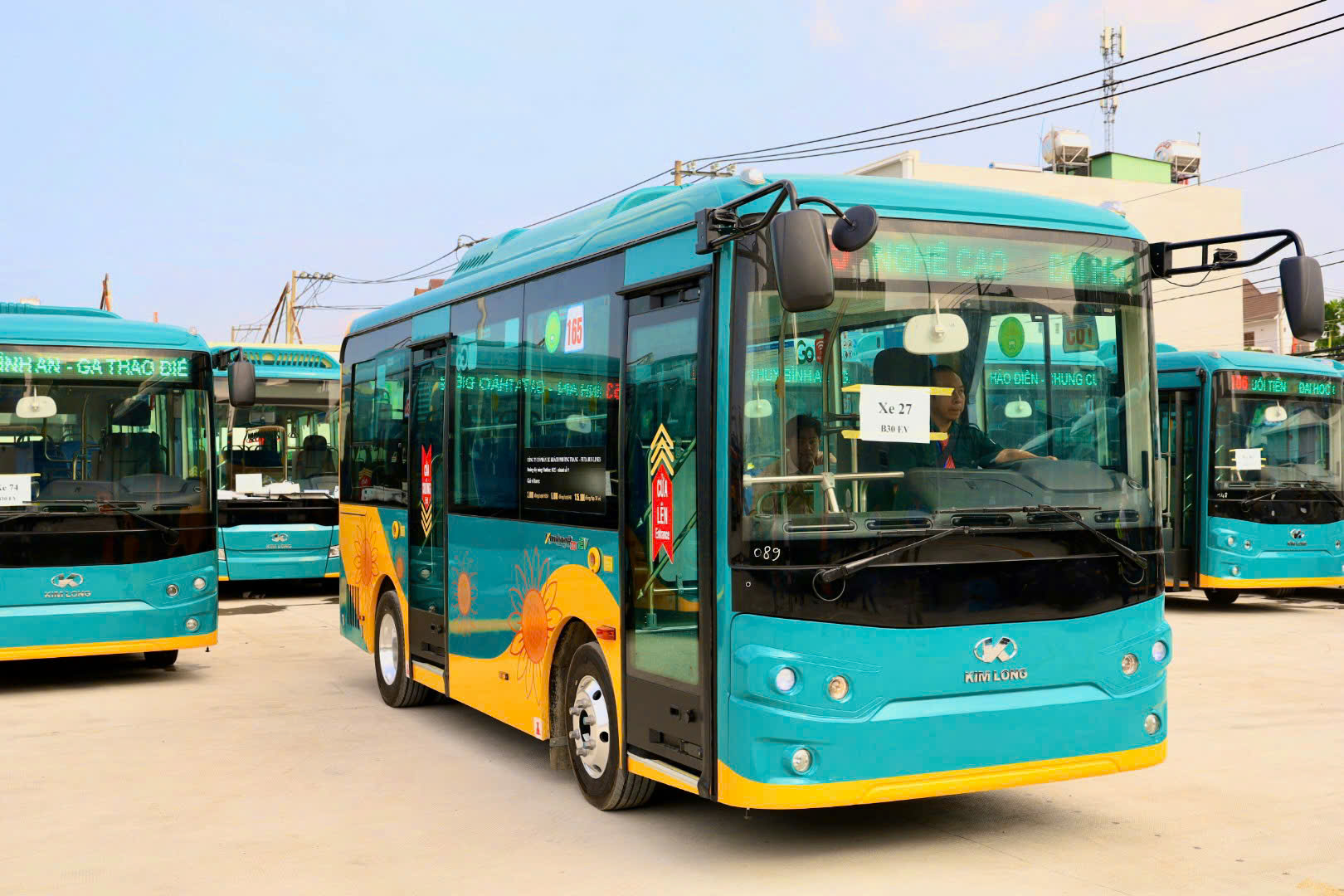 H&igrave;nh ảnh xe bu&yacute;t điện "đổ bộ", sẵn s&agrave;ng phục vụ 17 tuyến kết nối metro số 1- Ảnh 17.