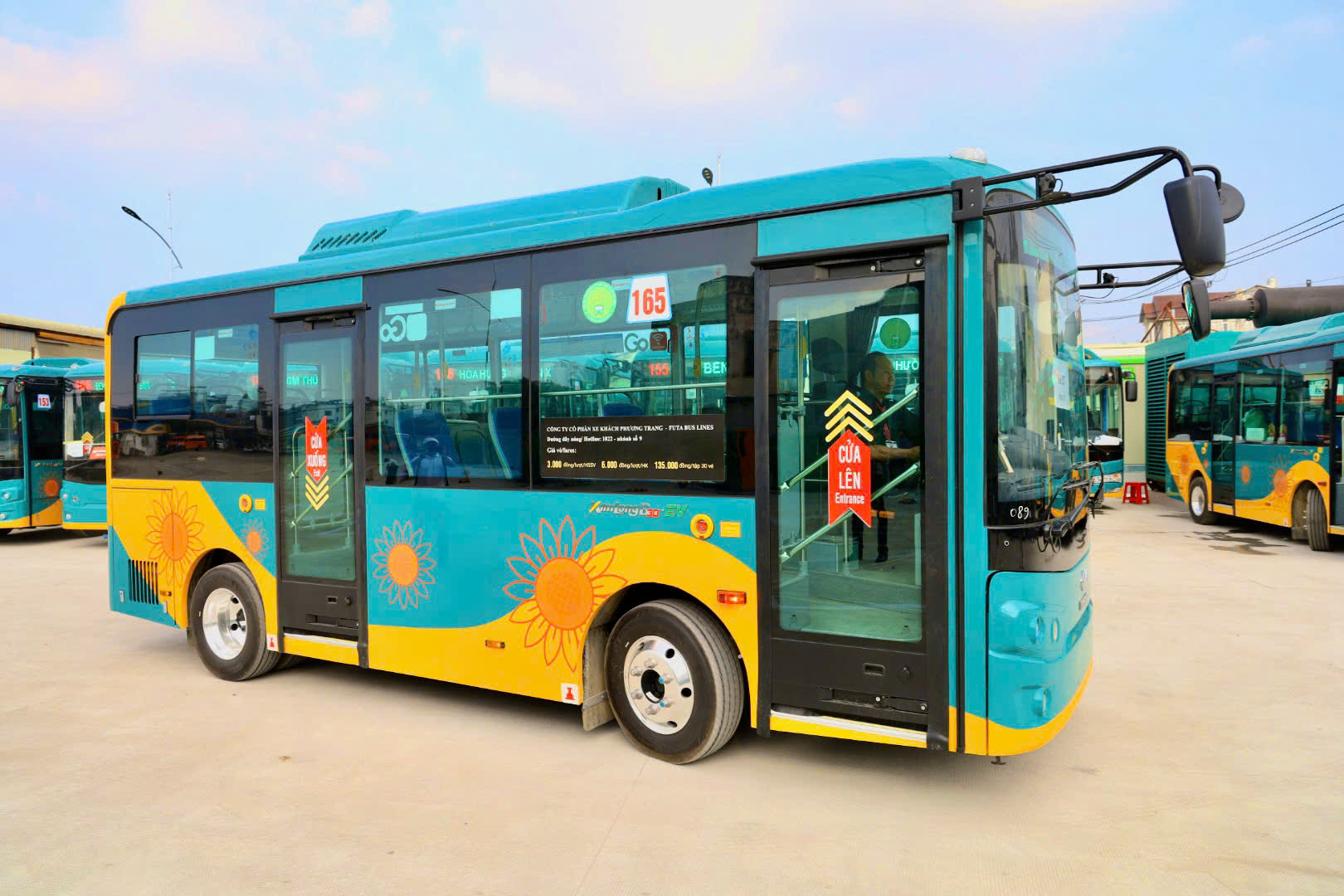 H&igrave;nh ảnh xe bu&yacute;t điện "đổ bộ", sẵn s&agrave;ng phục vụ 17 tuyến kết nối metro số 1- Ảnh 8.