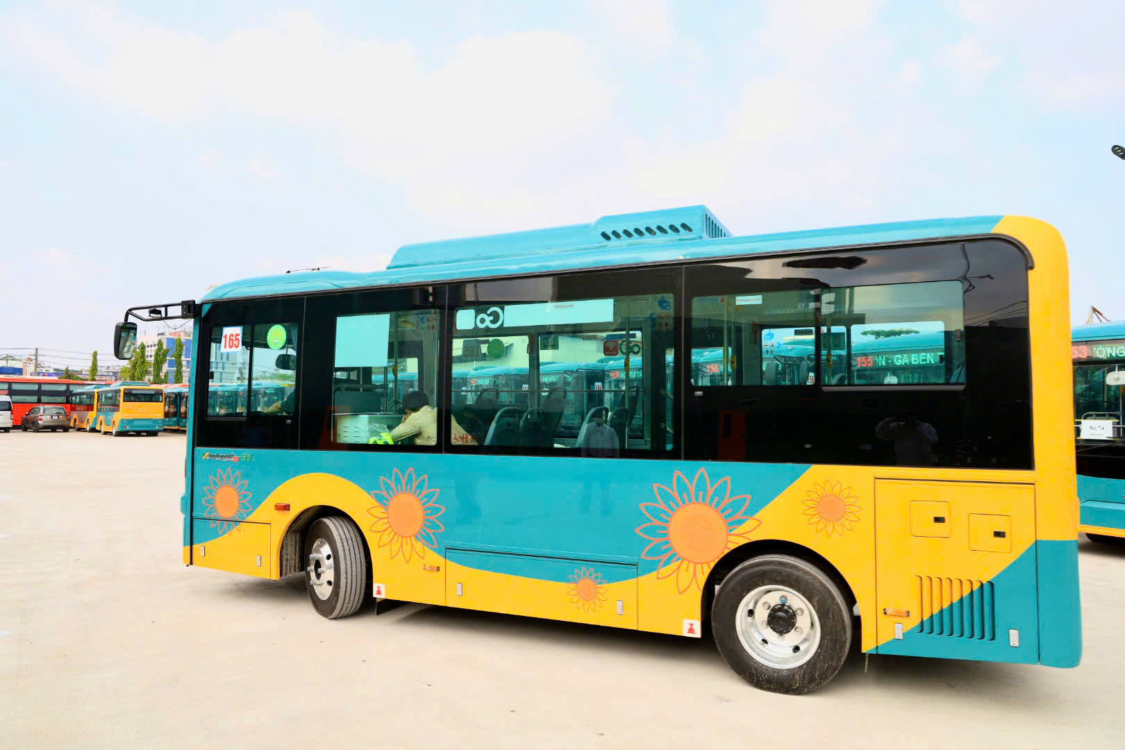 H&igrave;nh ảnh xe bu&yacute;t điện "đổ bộ", sẵn s&agrave;ng phục vụ 17 tuyến kết nối metro số 1- Ảnh 9.