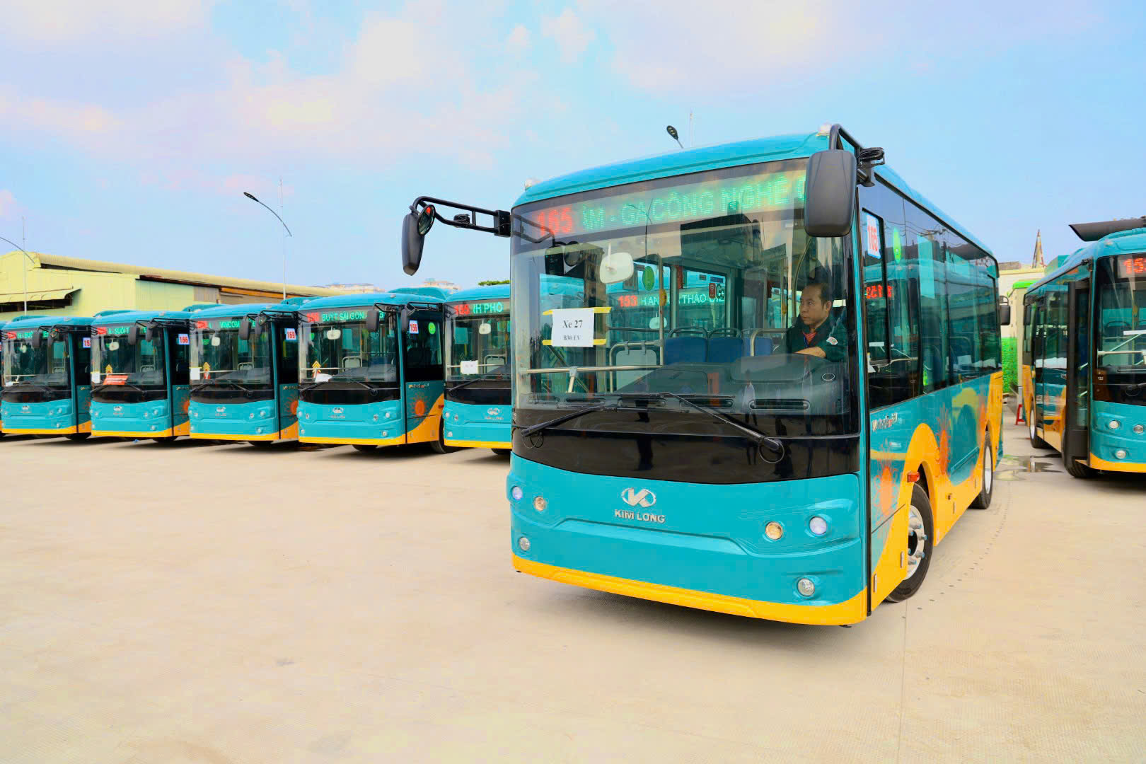 H&igrave;nh ảnh xe bu&yacute;t điện "đổ bộ", sẵn s&agrave;ng phục vụ 17 tuyến kết nối metro số 1- Ảnh 5.