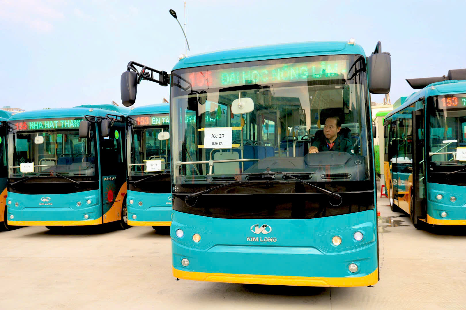 H&igrave;nh ảnh xe bu&yacute;t điện "đổ bộ", sẵn s&agrave;ng phục vụ 17 tuyến kết nối metro số 1- Ảnh 1.
