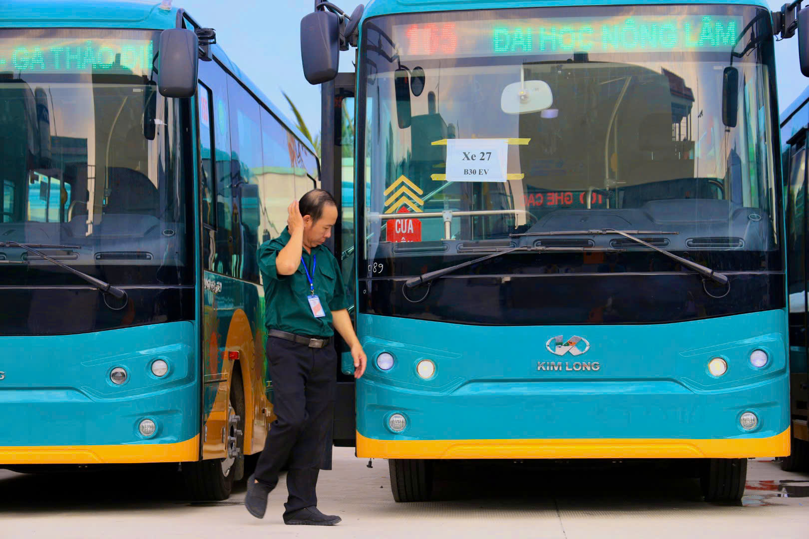 H&igrave;nh ảnh xe bu&yacute;t điện "đổ bộ", sẵn s&agrave;ng phục vụ 17 tuyến kết nối metro số 1- Ảnh 7.