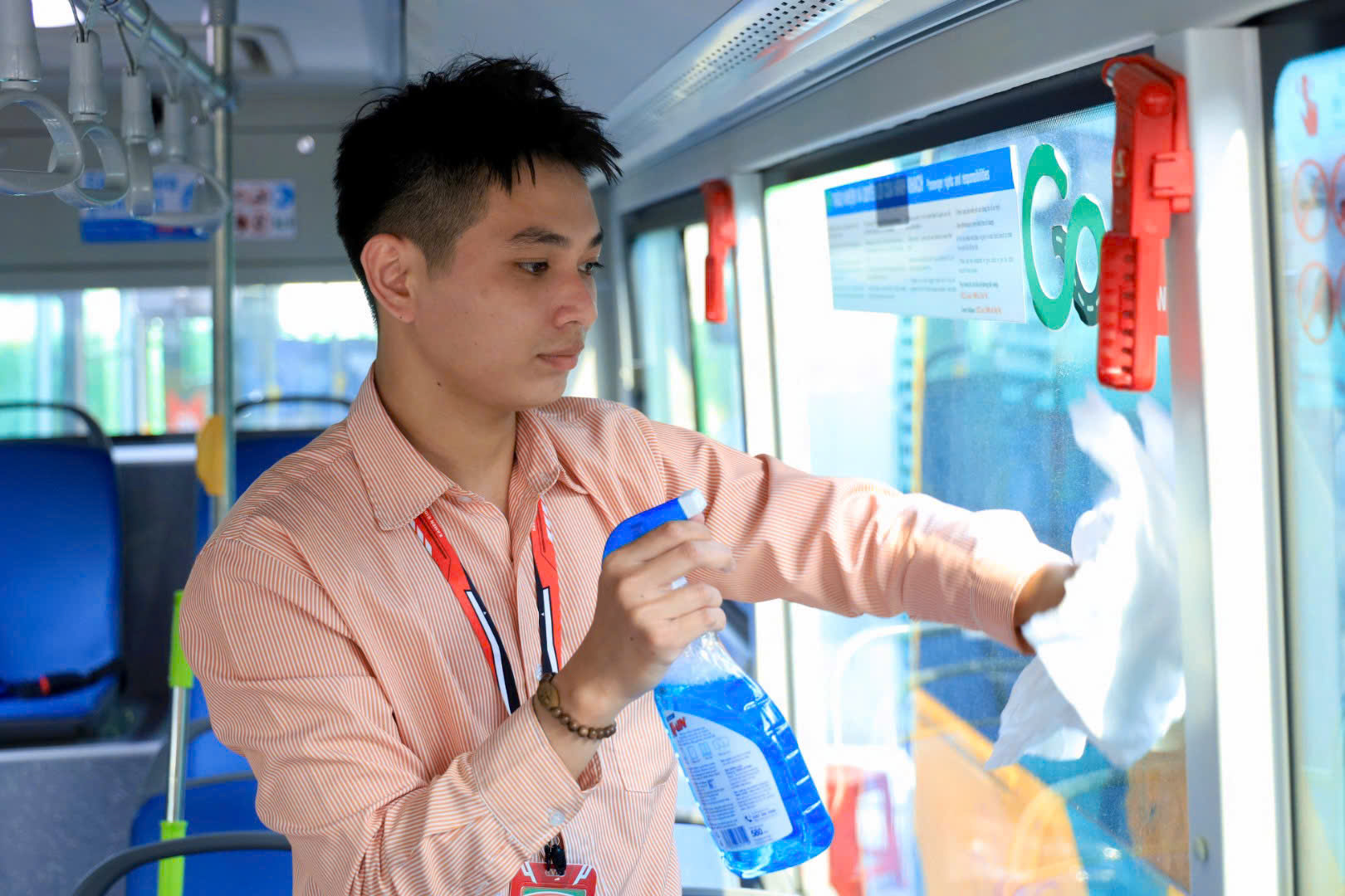 H&igrave;nh ảnh xe bu&yacute;t điện "đổ bộ", sẵn s&agrave;ng phục vụ 17 tuyến kết nối metro số 1- Ảnh 10.