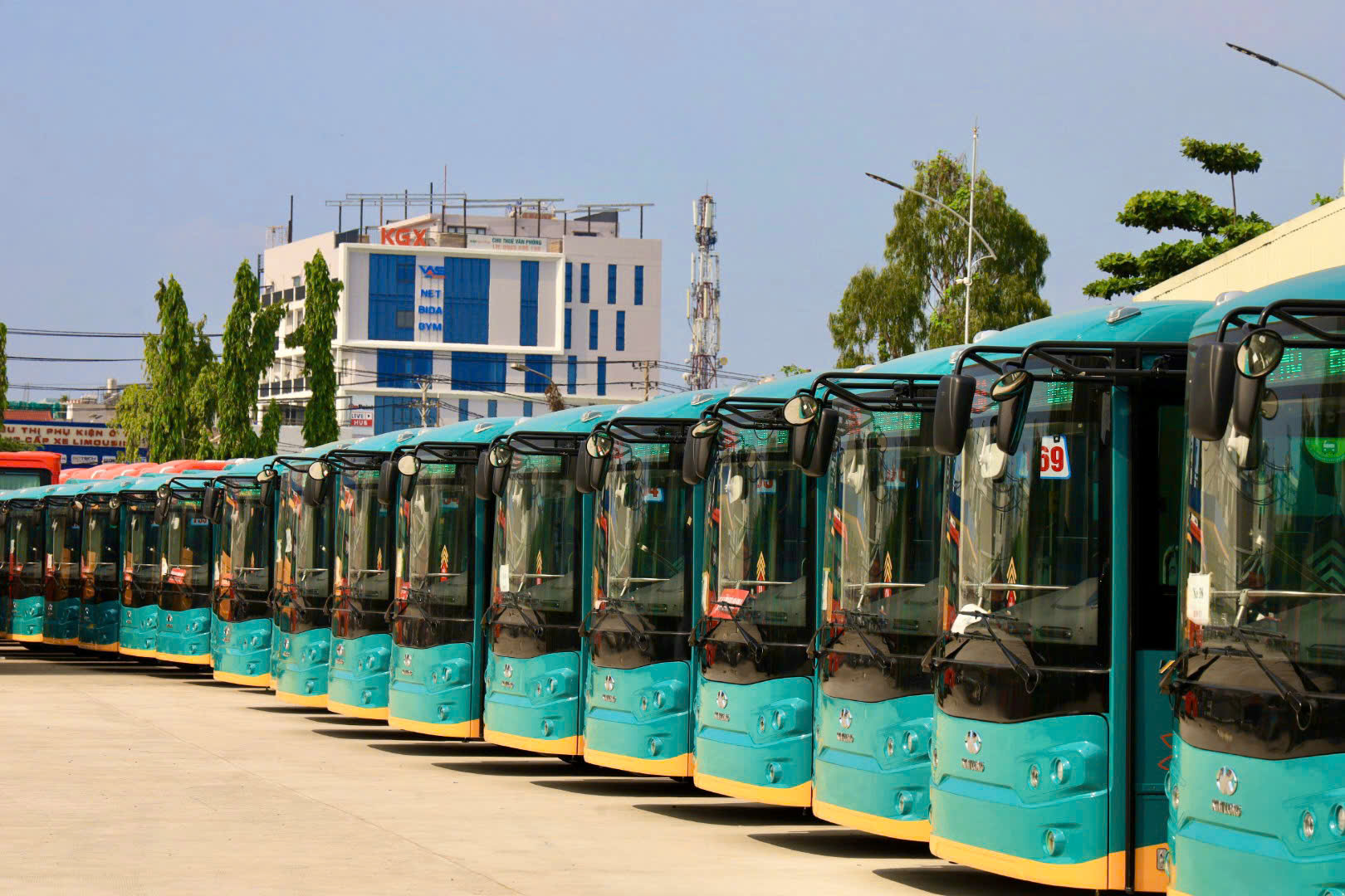 H&igrave;nh ảnh xe bu&yacute;t điện "đổ bộ", sẵn s&agrave;ng phục vụ 17 tuyến kết nối metro số 1- Ảnh 3.