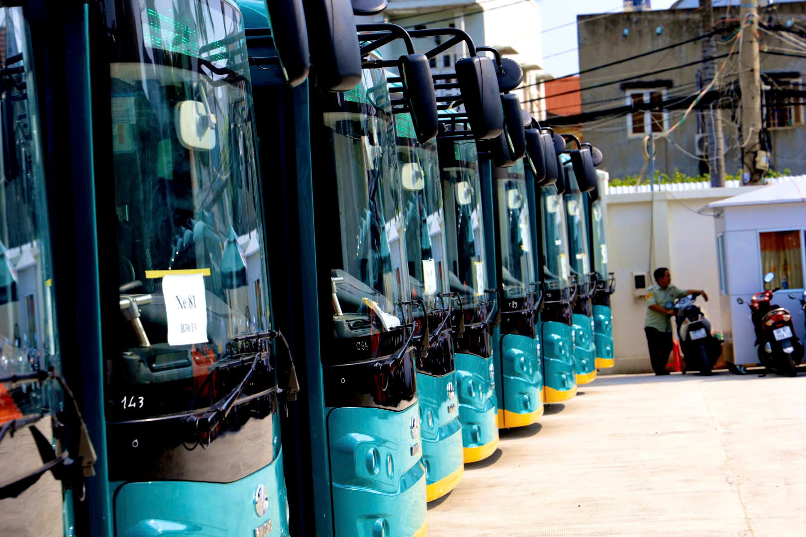 H&igrave;nh ảnh xe bu&yacute;t điện "đổ bộ", sẵn s&agrave;ng phục vụ 17 tuyến kết nối metro số 1- Ảnh 4.