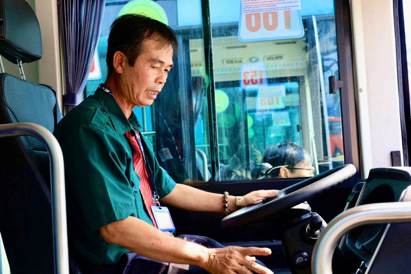 H&igrave;nh ảnh xe bu&yacute;t điện "đổ bộ", sẵn s&agrave;ng phục vụ 17 tuyến kết nối metro số 1- Ảnh 6.