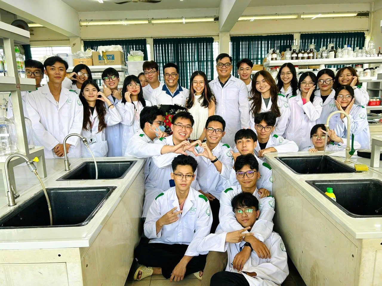 NGƯỜI THẦY THUỐC TRONG T&Ocirc;I: Tiến sĩ 9X theo đuổi đam m&ecirc; b&agrave;o chế thuốc- Ảnh 1.