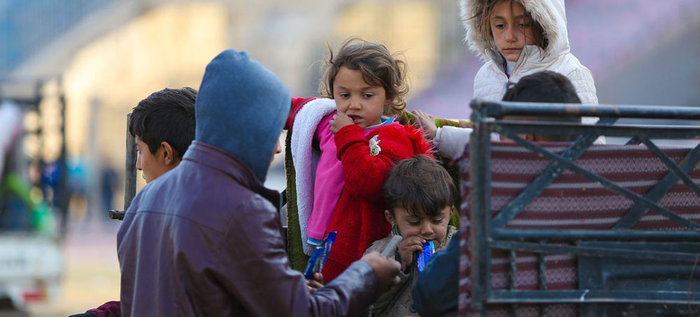 Trẻ em theo gia đ&igrave;nh đến một trung t&acirc;m tiếp nhận ở Raqqa, miền Bắc Syria. Ảnh: UNICEF